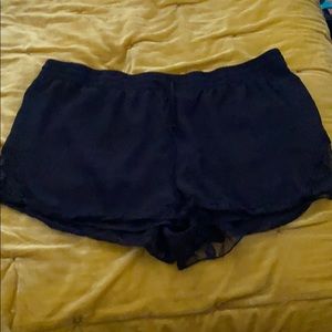 Tildon black short with lace detail sz L